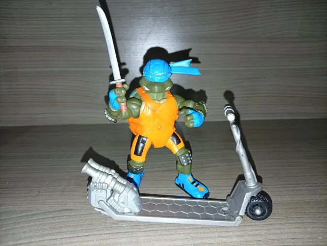 Action figure 12,7 cm do Leo, das Tartarugas Ninja, modelo "Scootin' Leo", Playmates, 2003