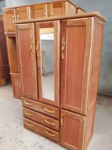 Guarda roupa de angelim Novo.