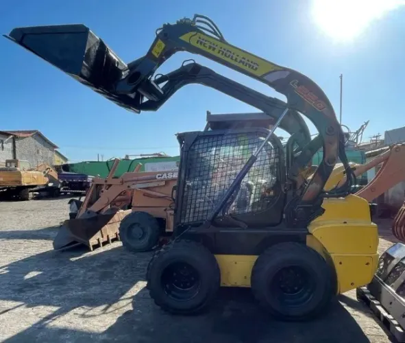 Mini Carregadeira NEW HOLLAND L220 