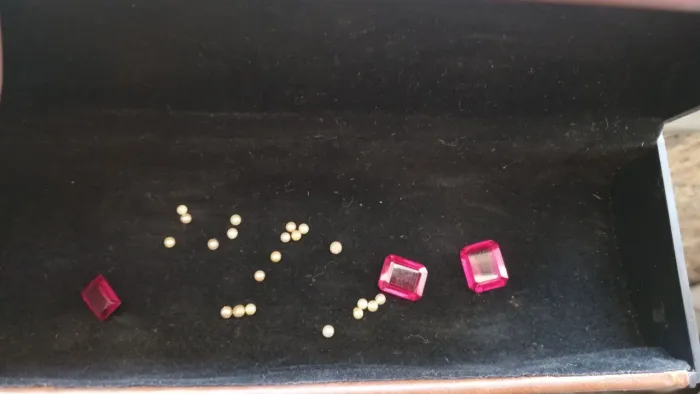 pedras vermelhas Rubelitas e pérolas
