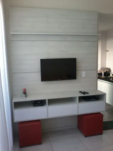 Painel para TV com nichos e prateleiras