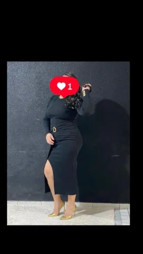 Vestido preto elegante com fenda