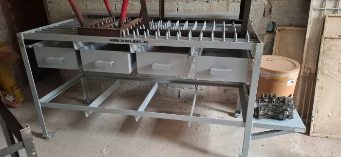 mesa de secagem de velas ou um expositor de velas em processo de fabrico/secagem.