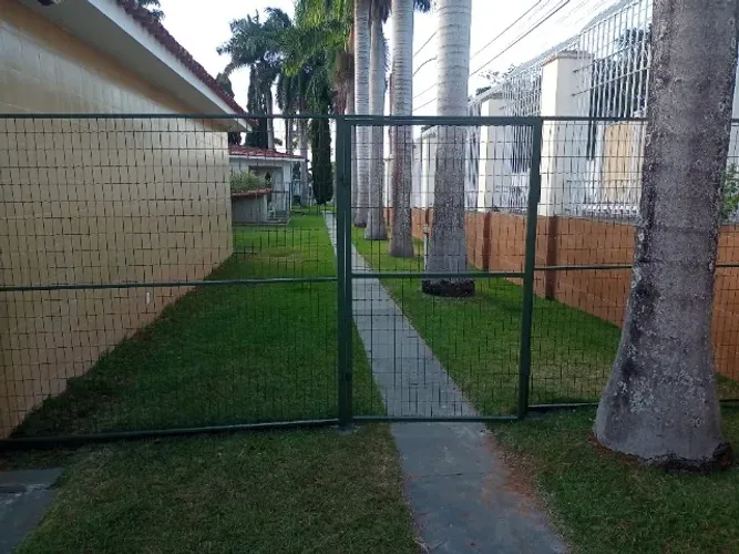 Alambrado, canil, gatil e fechamento de lote ou área. 