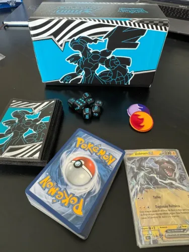 Box Raio Preto Pokémon TCG - 57 Cartas + 6 Brilhantes + Acessórios