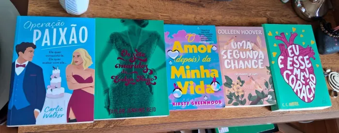 Pacote com 5 livros. Os romances mais vendidos no momento !