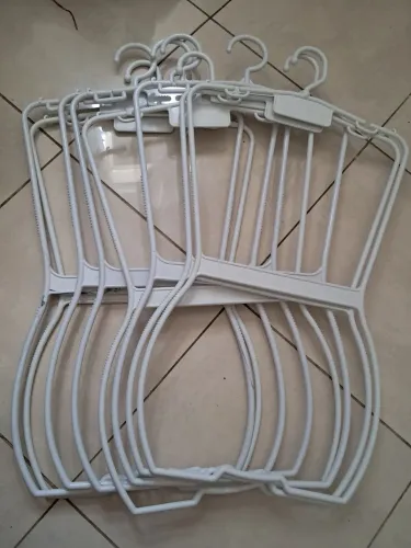 8 cabides de corpo e 1 Nincho