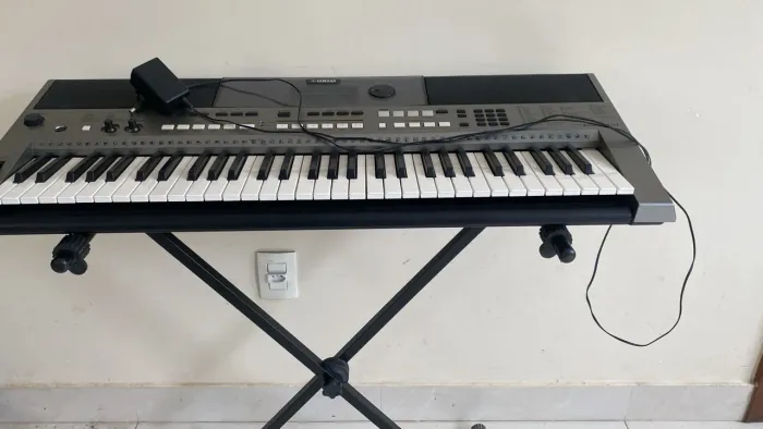 TECLADO YAMAHA PSR E443 SEMINOVO