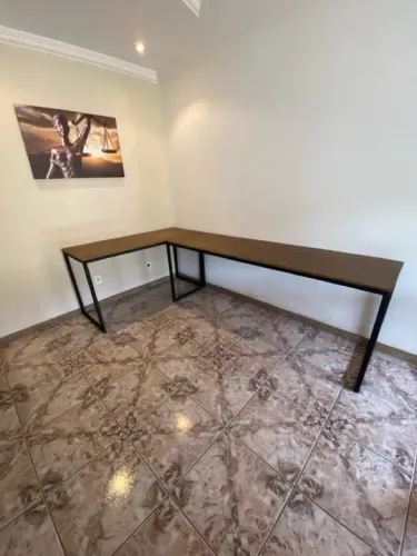 Mesa em L no estilo industrial