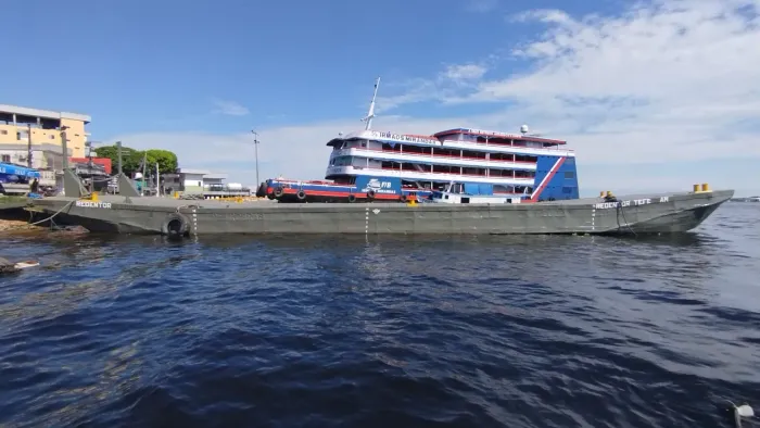Vende -se balsa para transporte fluvial