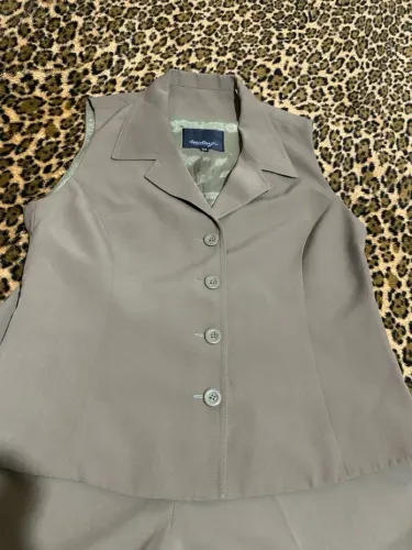 Conjunto blaser sem manga e calça 