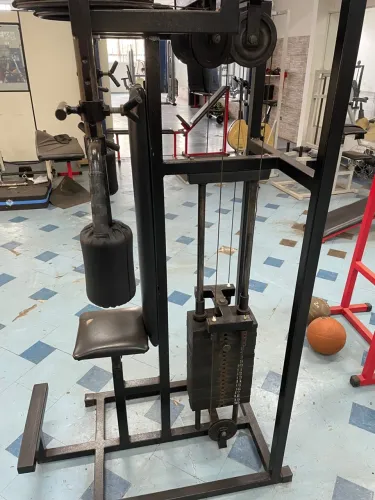 Aparelho de musculação - Voador
