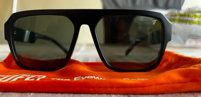 Óculos de sol, novo, da marca Fuel 