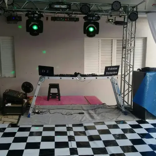 Vendo som profissional { aceito troca carro ou moto } para festas com estrutura metálica.