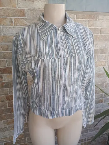 Jaqueta feminina cropped listrada.