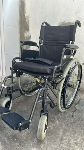 Vendo cadeiras de rodas nova.