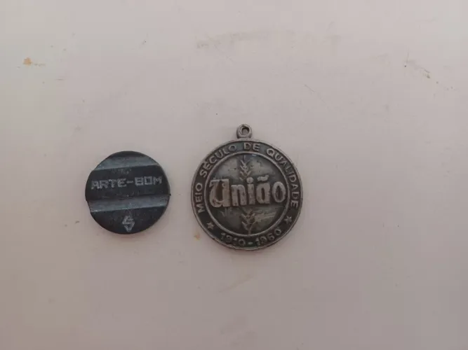 MEDALHA E FICHA ANTIGOS COLECIONÁVEIS POR 20 REAIS JUNTOS. 