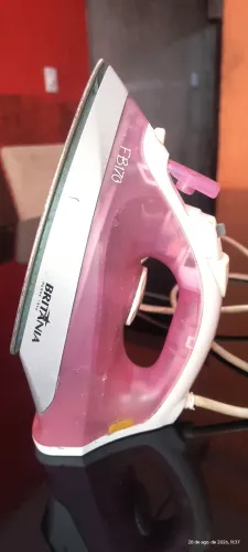 Ferro de passar roupa Britânia 110v funcionando perfeitamente