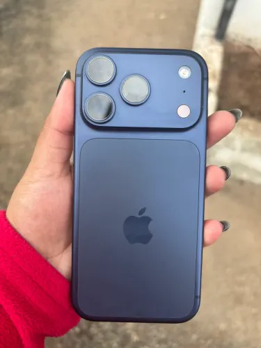 iPhone 17 pro na cor azul 256gb em perfeito estado com 100% de saúde de bateria
