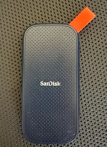 SSD Portátil SanDisk 2TB - Modelo SDSSDE30-2T00 - Excelente Estado