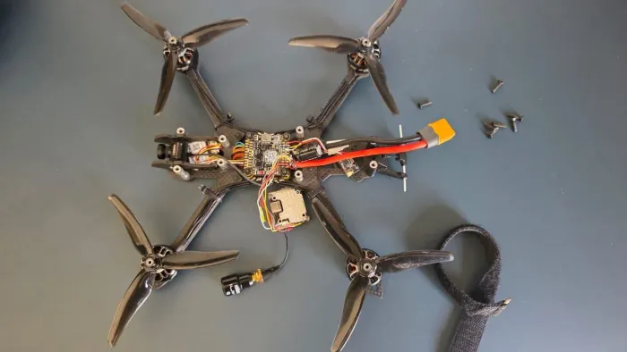 Drone fpv com sistemas de camera quebrado