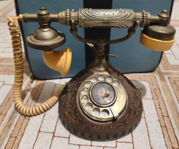 Telefone vintage em metal.