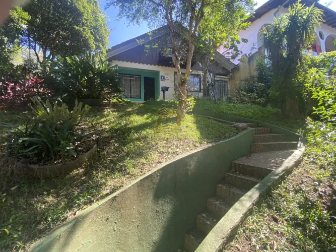 Excelente Casa Comercial/Residencial de esquina na Rua Mateus Leme em frente ao Parque São