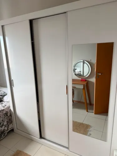 GUARDA-ROUPA SEMINOVO TRÊS PORTAS