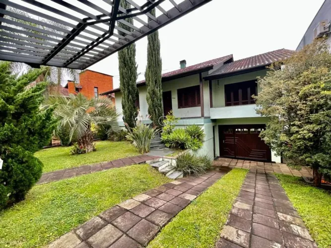 Casa com amplo pátio e 4 quartos para locação, no bairro Sagrada Famíla