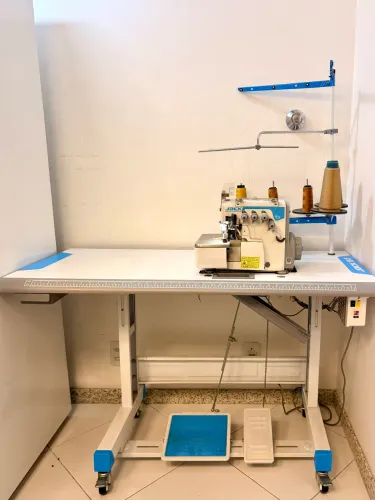 Máquina overlock industrial