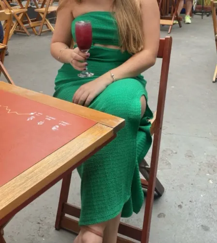 Vestido midi verde, com detalhe na cintura e fenda