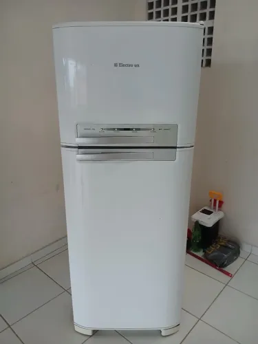 Vendo geladeira Electrolux Frost Free Duplex, muito bem conservada.