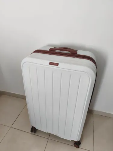 Mala grande e de alto padrão, 81 cm × 55 cm × 33 cm (32 polegadas).