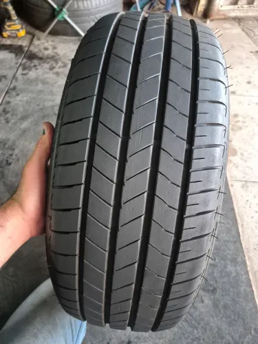 Um pneu 215/50/17 Bridgestone semi-novo vulcanizado (250 em 2× no ct