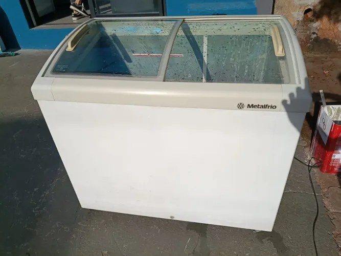 Freezer metalfrio 220v 
