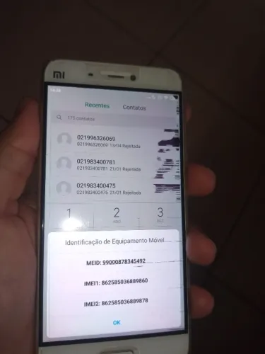 Celular mi5 tela com pouco risco usado dia a dia