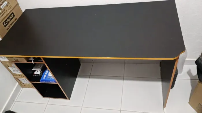 Mesa Escrivaninha semi-nova Para computador ou Trabalho