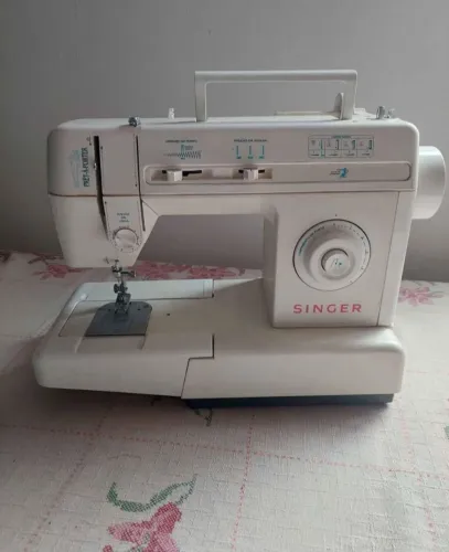 Máquina de Costura Singer Prêt-à-Porter 110V - Portátil / Funcionando