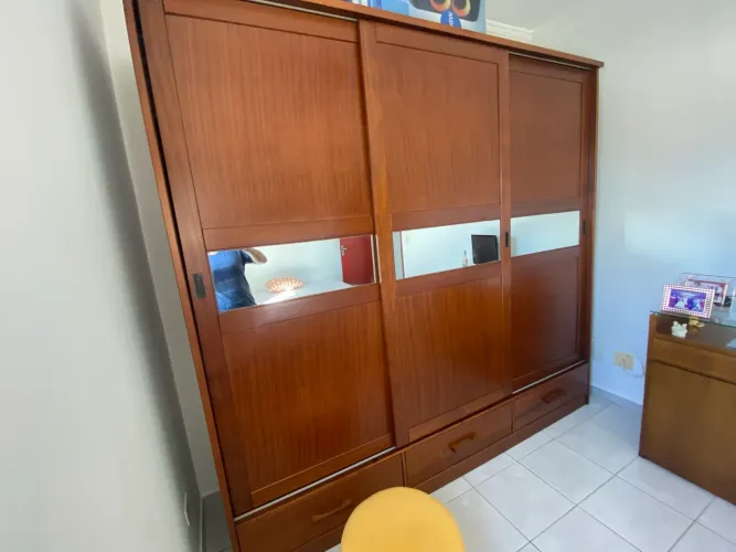 Guarda-roupa em madeira de qualidade, grande, 3 portas de correr com espelho