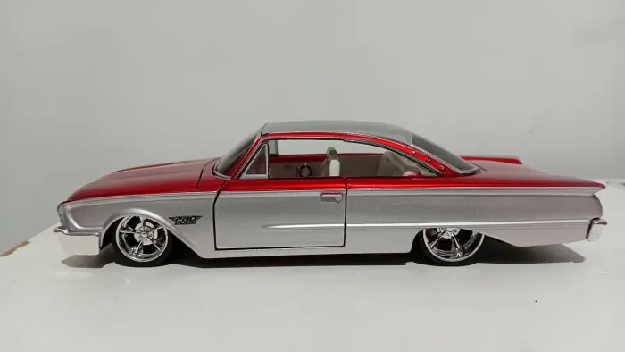 Miniatura Ford Starliner 1960 Maisto