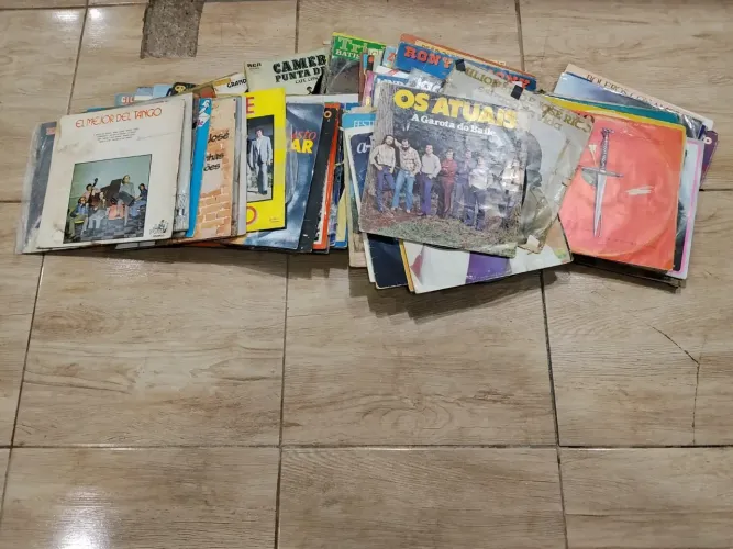Vendo discos de vinil em bom estado, funcionando