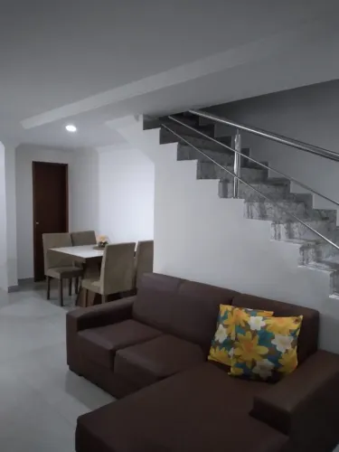 Casa duplex individual, mobiliada para locação anual com duas suítes e quintal