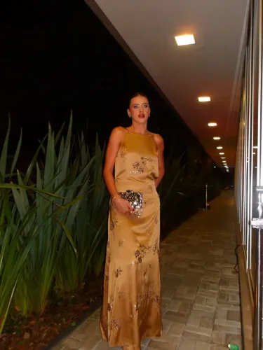 Vestido longo de cetim camel bordado