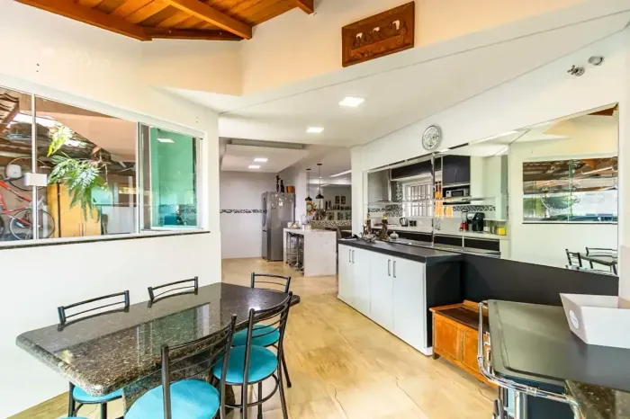 Sobrado Triplex com 263m² com 3 quartos no Guabirotuba - Curitiba/PR