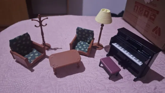 Kit móveis sala de estar + piano Sylvanian families