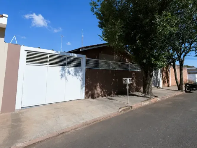 Duas casas no Centro de Tupã, 5 quartos e 3 vagas