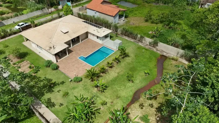 Chácara com piscina e 4 quartos em Itariri - R$ 950.000,00.