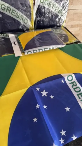 Kit 100 Bandeiras Brasil + 5 Cornetas e 3 Cachecóis