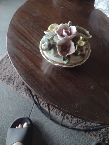 Pode ser um porta jóia ou uma porcelana capodimonte vintage