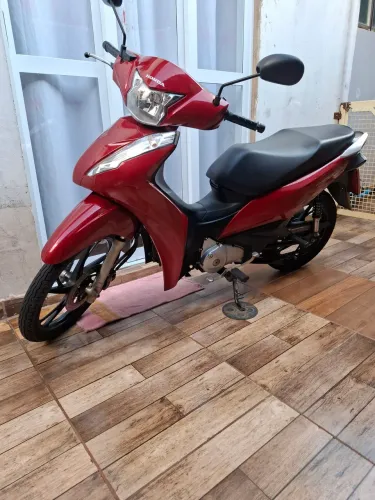 Moto nova pouco usada , única dona.